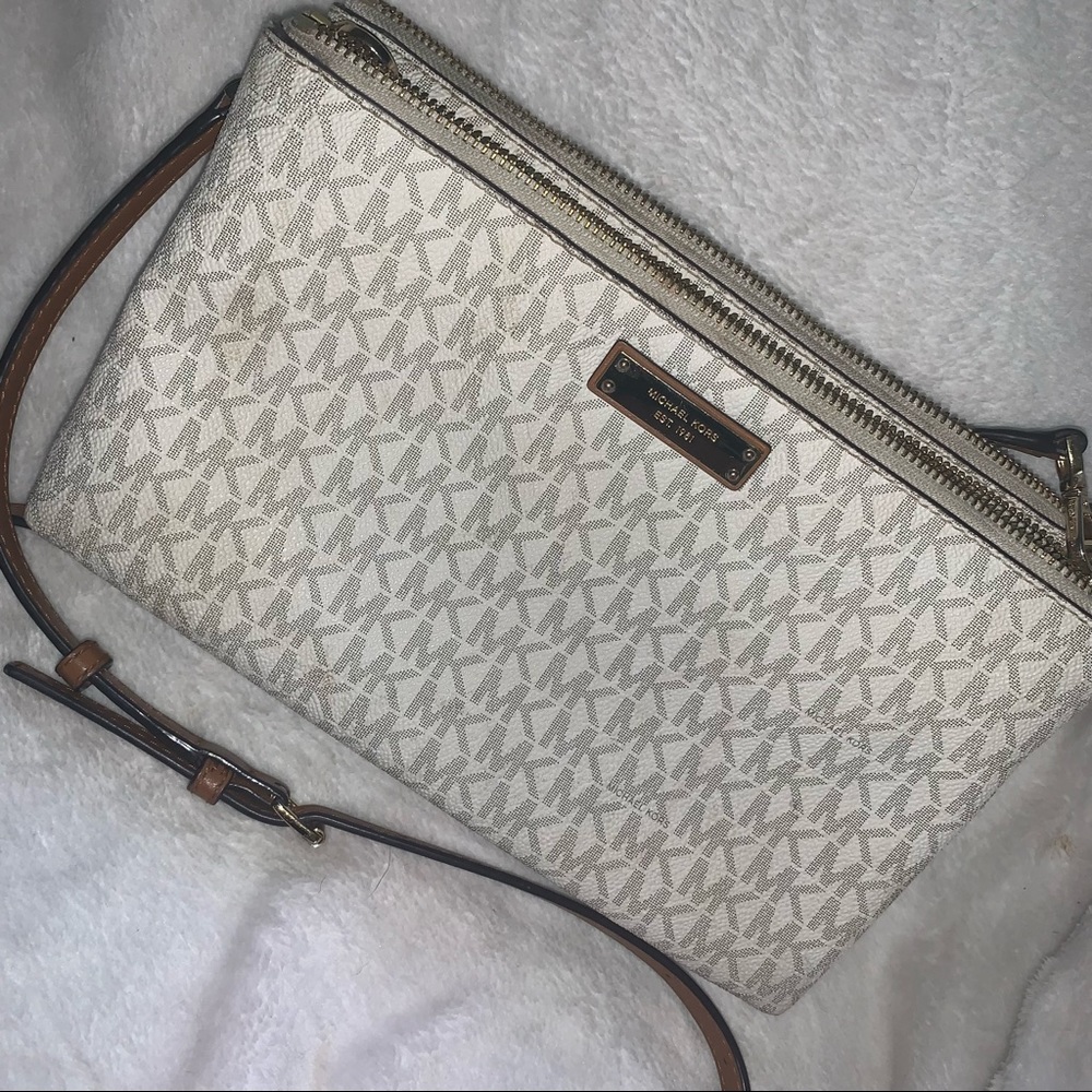 Michael Kors crossover purse - Picture 2 of 4